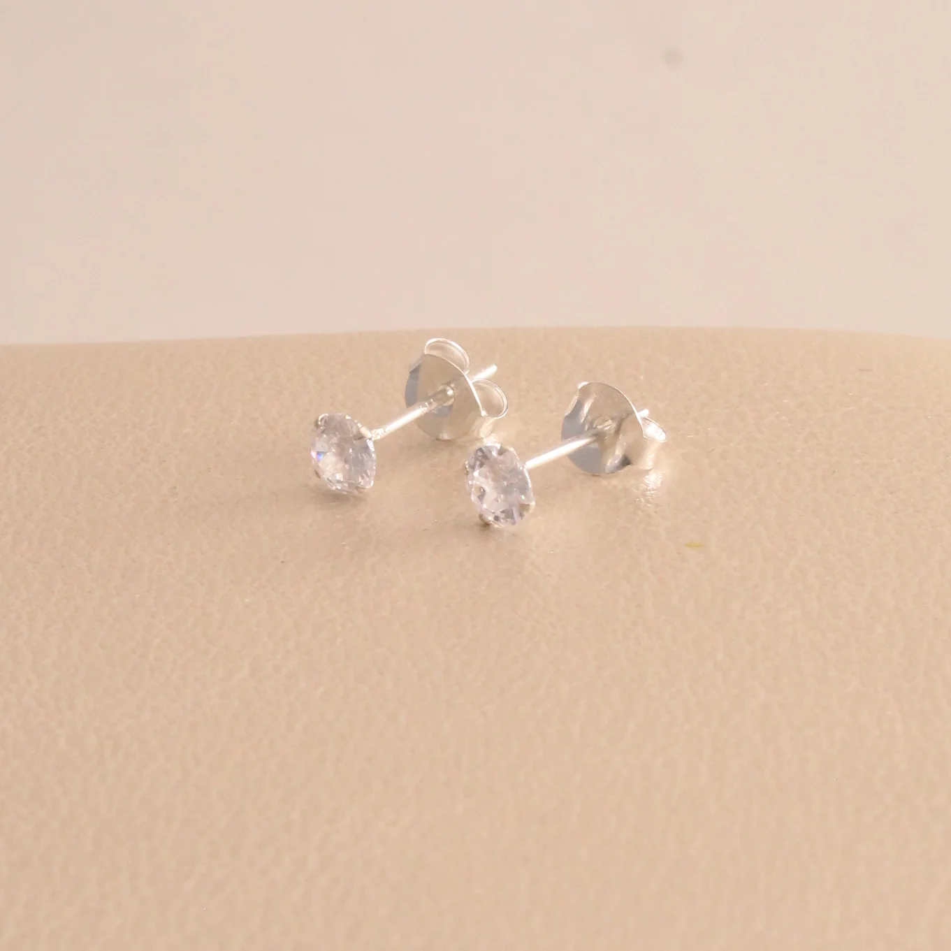 Top. circon cuadrado plata 0,4cm - TPS142