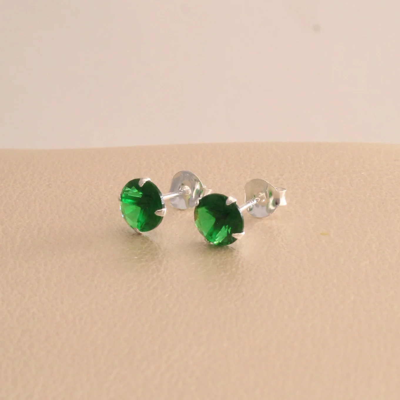 Top. circon verde plata 0,6cm - TPS477