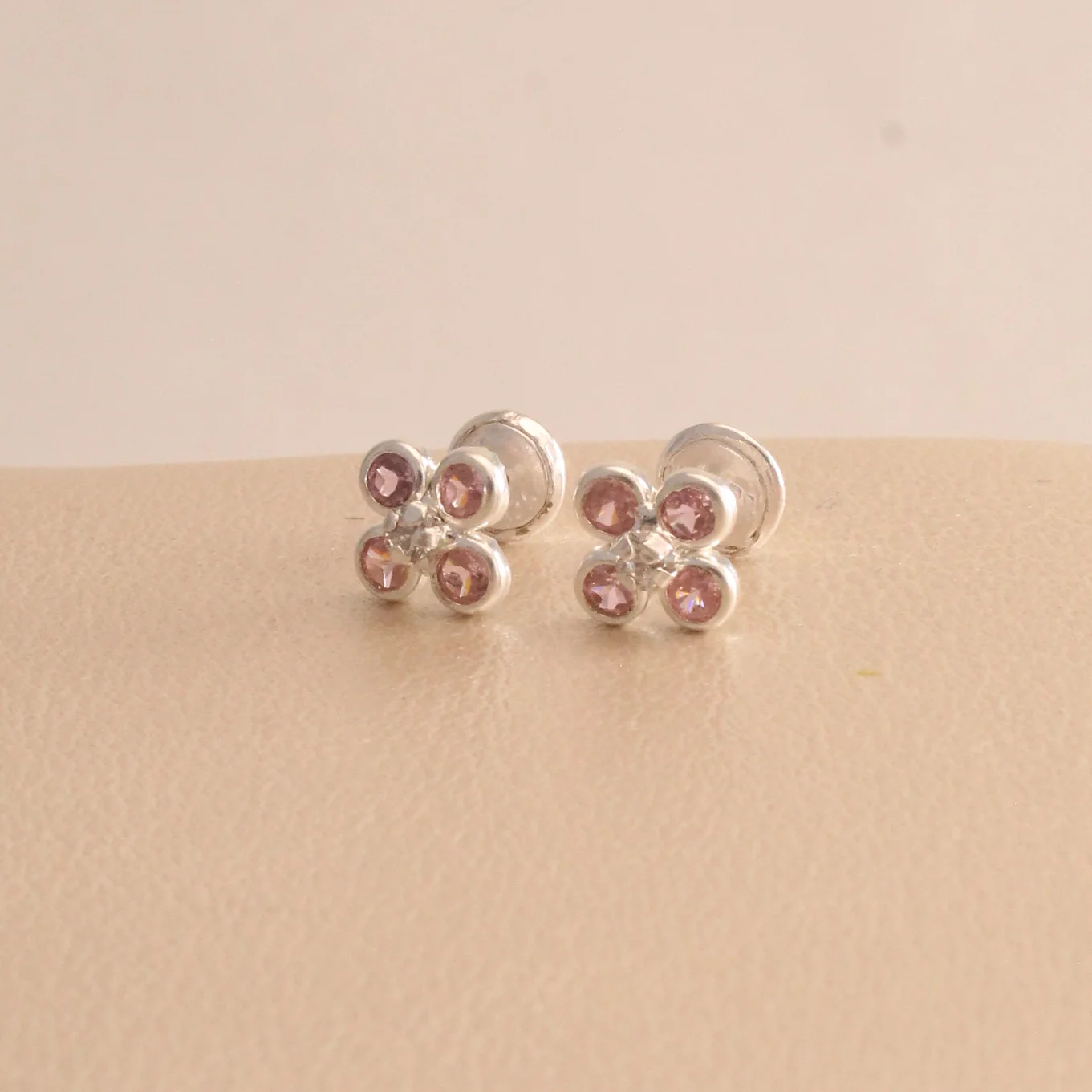 Top. flor circon plata 0.7cm - TPS547