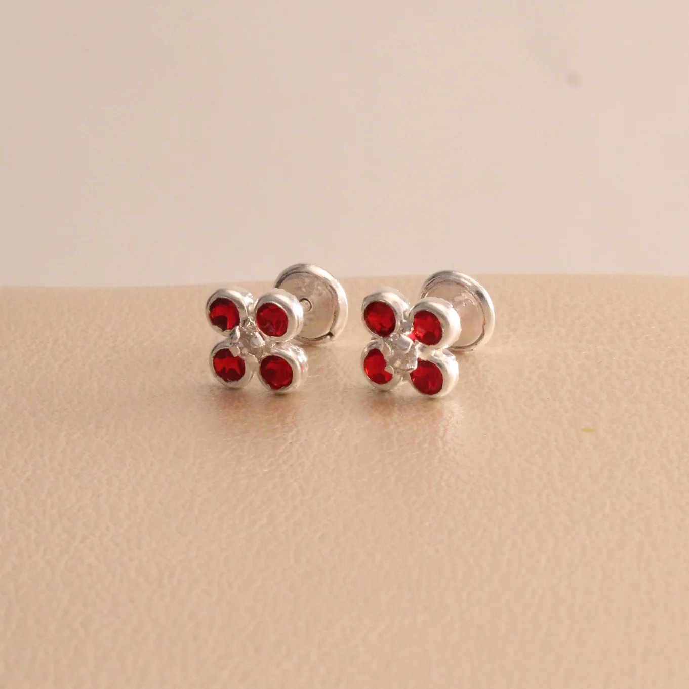 Top. flor circon plata 0.7cm - TPS927